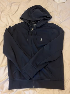 Mörkblå hoodie från Polo Ralph Lauren - Nästan helt oanvänd Ralph Lauren hoodie, storlek M. 