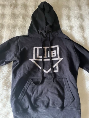 the neighbourhood hoodie - säljer en hoodie från the neighbourhood. den är väl använd men utan hål eller skador. det står att storleken är xs men skulle säga att den är xxs för att den är extra kort och liten. 🎶🎶