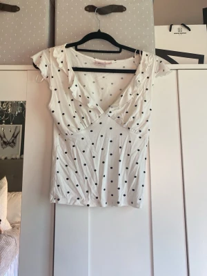 Prickig topp - Prickig topp från Gina som nu är slutsålt på nätet , i storlek xs. Använd en gång endast 🤗