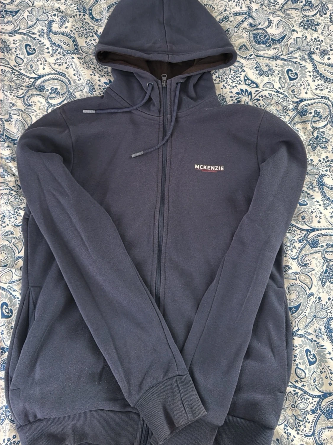 Mörkblå hoodie och byxor från MCKENZIE