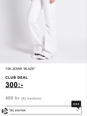 Vita Y2K flare jeans Blaze - Säljer ett par vita Y2K-inspirerade jeans med utsvängda ben och hög midja. Jeansen har en clean look utan slitningar och passar perfekt till sneakers. Materialet ser ut att vara bomull eller bomullsblandning. Snygg retrostil för dig som gillar trendiga silhuetter. i modellen TALL, använt 1 gång å mycket små i storlek 
