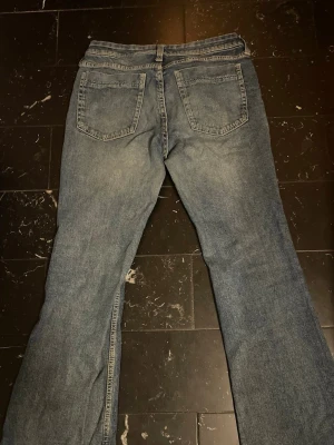 Låga Bootcut Jeans - Märke & Modell: H&M DIVIDED Storlek: 42 (Passar S/M) Passform: Tighta, Bootcut Skick: 7,5/10 Om plagget: Fina lågmidjade bootcut jeans i blågrå färg som sitter snyggt och passar till allt, lite heelbite men ej särskilt illa alls. Info: 100% äkta | Postas inom 24h | Skriv vid frågor eller önskemål om fler bilder! 👖
