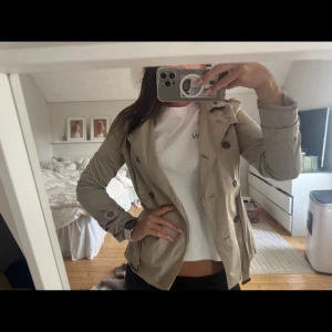 Beige trenchcoat - Beige trenchcoat med bälte. Köpte på vinted men måste sälja om då den var för liten