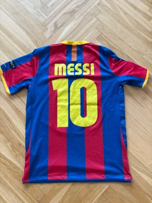 Barcelona Messi matchtröja blå/röd - Säljer en klassisk Barcelona matchtröja med Messi och nummer 10 på ryggen. Tröjan är storlek S