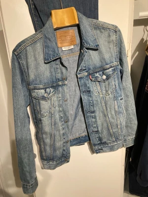 Levis Jeansjacka - Levis Jeansjacka i Storlek S. Väldigt bra skick 