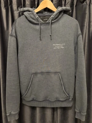 Arigato Hoodie - Arigato Hoodie - skick 8/10, fint skick! - storlek XS - extremt fet hoodie, tvättad blå färg med snygg text både fram o bak - har tyvärr vuxit ur denna så känns dåligt att sälja - hör av er vid frågor😃
