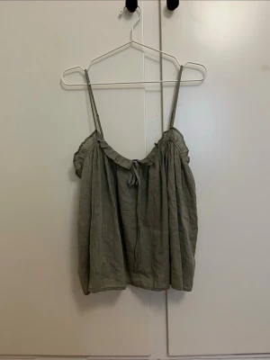 Snygg grönt linne - Snygg grönt linne med knytdetalj framtill. Helt ny med prislapp från Zara. Strl S. 