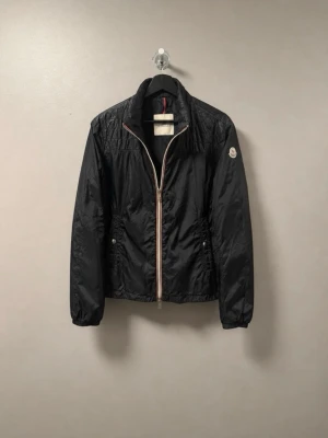 Monclear windbreaker  - Storlek 3/M                                                                               100% äkta                                                                          Perfekt skick förutom ett litet hål som knappt syns 