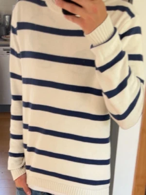 Sweatshirt - Säljer en snygg stickad sweatshirt från logg by hm. Nästan aldrig använd och mycket bra skick. 