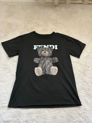 Svart t-shirt  - Svart t-shirt, pris kan diskuteras.