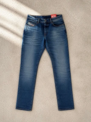 diesel slim fit jeans – helt nya med prislapp - Snygga och stilrena Diesel jeans i slim fit. En klassisk blå denim med en snygg och lättmatchad färg som passar till både t-shirt, skjorta, hoodie och sneakers.  Jeansen är sprillans nya och aldrig använda, med originalprislappen kvar. Perfekta för dig som gillar en stilren och något smalare passform utan att jeansen känns för tighta.