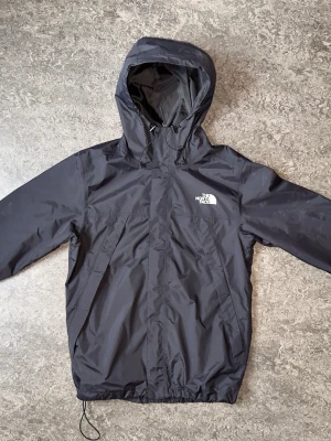 The North Face Windbreaker - 👕 Plagg: Vindjacka 📏 Storlek: S, men passar även M 🏷️ Märke/modell: The North Face ANTORA JACKET ✨ Skick: Fint skick, 7/10. Endast några mindre färgfläckar som syns på bilderna, annars i bra skick.  Vid frågor eller funderingar är det bara att skriva!