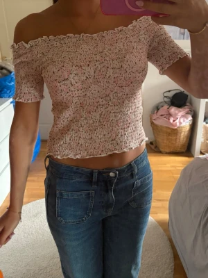 Hm blus topp blommig  - Säljer en superfin tröja från hm i mycket bra skick knappt använd och den är i storlek L men skulle säga att den passar M mer 