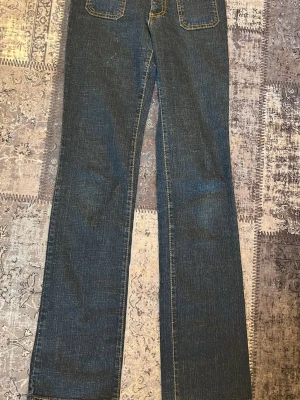 Mörkblå bootcut jeans - Endast upphämtning ❤️Ett par mörkblå bootcut jeans med klassiska bakfickor och kontrastsömmar. Jeansen har en rak passform över låren och lätt utsvängda ben. Perfekta för en avslappnad och trendig look.