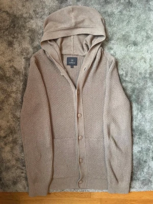 stickad hoodie LessWorries - Säljer en beige stickad hoodie/cardigan från Less Worries. Den är storlek S. Mycket bra skick utan defekter.