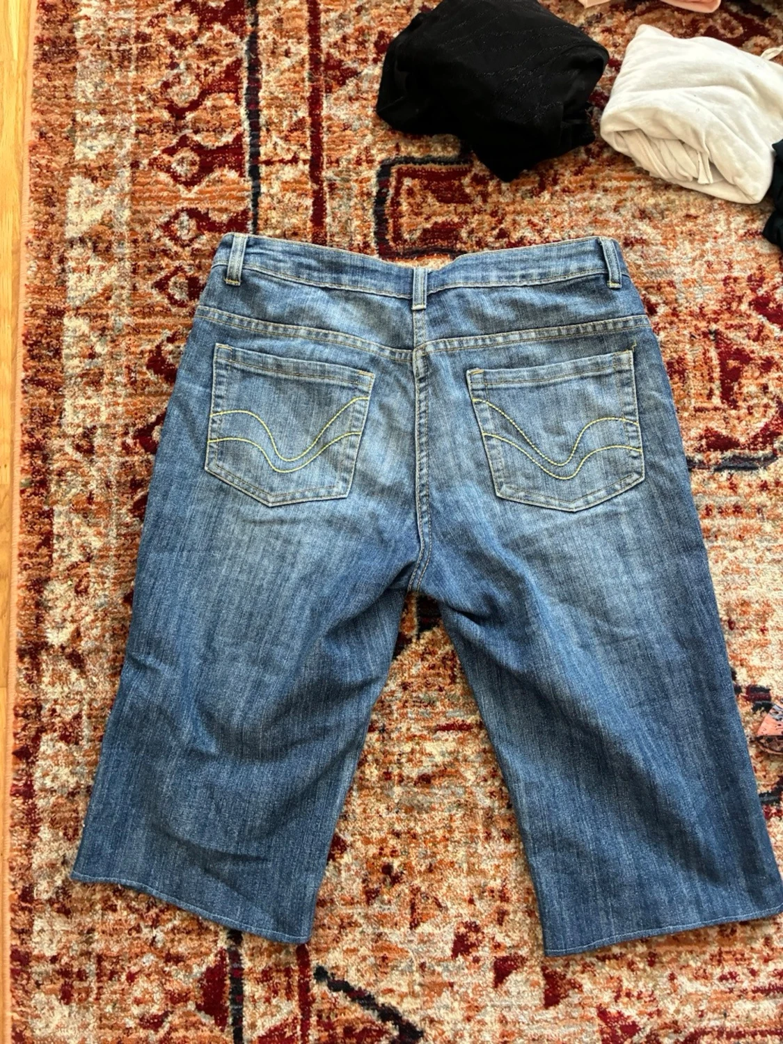 Blå caprijeans med slitningar - 2