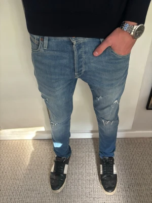 Blåa slim jeans med slitningar Jack & Jones - Tja! Säljer dessa riktigt snygga slim jeans med slitningar ifrån Jack & Jones! W30 L30 | Jag på bilden är 183! Hör av er vid minsta lilla fundering🙌