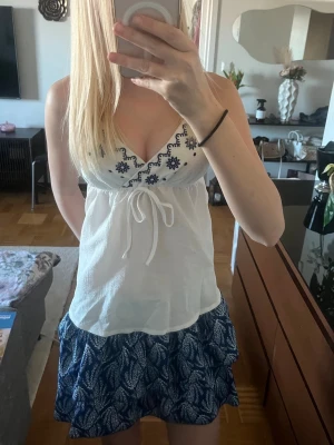 Kjol med inbyggda shorts  - Fin kjol som ja köpte på Plick förra sommaren. Inga defekter. Även inbyggda shorts 