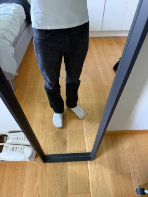 Nudie jeans - Säljer ett par Nudie Jeans i svart färg i modellen Gritty Jackson, storlek W30 L30. Sitter som slim/straight. Använda men i ett mycket fint skick. Nypris 1800kr. Skriv vid funderingar🙌