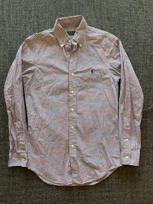 Ralph Lauren skjorta  - Sjukt sällsynt Ralph Lauren skjorta i storlek XS – rutig  modell med klassisk design och hög kvalitet. En eftertraktad modell som passar perfekt året om. 📦 Skickas inom 24h, kan gå ner lite i pris vid snabb affär! ✌️liten deffekt som knappt syns   