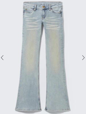 Ljusblåa jeans från Weekday - Dom är för stora och för långa för mig. Dom har också tyvärr ett hål längst ner på ena benet, be gärna om privat bilder då!