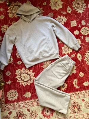 Uniqlo sett - Säljer ett uniqlo sett i väldigt bra skick endast använt 3 gånger max, dom har en liten defekt som knappt syns vilket är med i bilderna dom är i storlek xs men sitter stort så det är en S