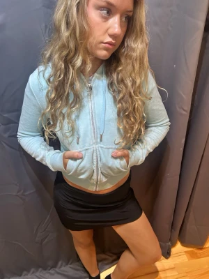 Ljusblå Juicy Couture -  Jättesöt kofta från Juicy Couture i storlek extra small, med ett härligt material och väldigt fin ljusblå / turkos. Väldigt sparsamt använt
