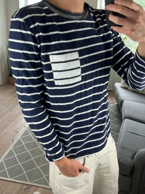 Randig Långärmad T-shirt  - Trendig och snygg! Mått: A:50 B:45 C:49 D:65 (cm) Skriv vid fundering!😇🙌