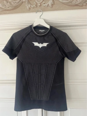 Young la compreshion shirt - En sällsynt Young la batman compreshion som inte kommer släppas igen. Tröjan är i bra skick. Skriv vid funderingar.