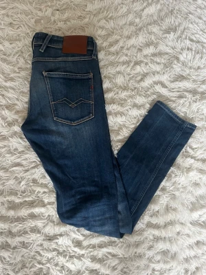Replay Anbass Jeans - Replay Anbass Slim Fit Jeans. Mycket bra skick är de i. Storlek 32/34. 