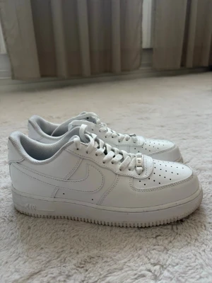 Nike Airforce vita - Säljer ett par helvita Nike Airforce sneakers. Nästan helt nya. Pris kan diskuteras.