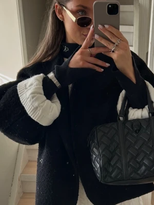 Polo tröja - Polo tröja från Calvin Klein! Använd några gånger men är i så fint skick. Har även en liten slits på varje ärm🖤