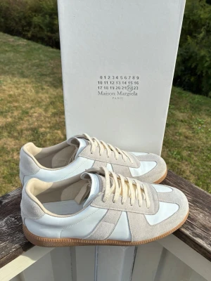 Maison Margiela skor - Säljer nu ett par riktigt feta maison margiela skor endast använda 2 enstaka gånger!                       De är alltså inprincip helt nya och boxen ingår även.                                                                               Köpte dessa för 6650kr men mitt pris är 2499kr                                                    Om du har några frågor är det bara att höra av dig!