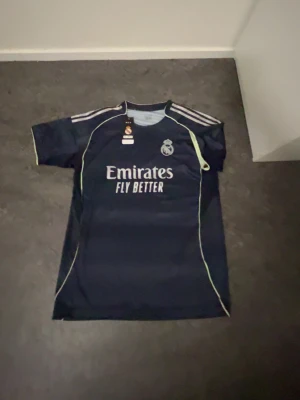 Mörkblå Real Madrid - Snygg mörkblå Real Madrid tröja.