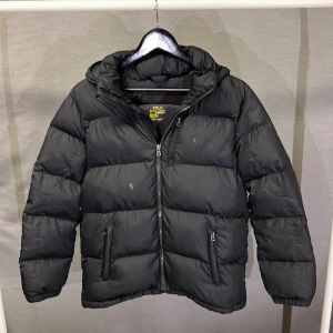 Ralph lauren vinterjacka  S - Den perfekta vinterjackan! Grymt varm och skön. Samtidigt praktisk o snygg! Fodrade fickor så den värmer händerna skönt i vinter!  Skick 7/10 finns ett hål(som är lappat) och loggan har slitits bort på bröstet. Men den ser mer stilren ut nu! Size xl kids motsvarar xs-s. Modellen är 179cm. Hör av dig vid frågor🤩