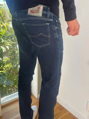 Jacob Cohën 688 | Premium Denim - Lyxiga Jacob Cohën 688 i mörkblå tvätt. Perfekta för vardags & uppklätt, te.x till en blå  skjorta som matchar det mörkblåa. Handgjorda i Italien med högsta kvalitet och unika detaljer. 🧵 Märke & Modell: Jacob Cohën 688 Comfort 📏 Storlek & Passform: W33. Slim fit.  🧩 Material: 89% bomull, 8% poly, 3% elastan 📐 Mått: Midja: 43,5 cm Längd: 96 cm Benslut: 17,5 cm Lår: 27 cm ✅ Skick: 8/10. Fint skick, använda men med mycket liv kvar!💰 Nypris: Ca 4500 kr ‼️Skickas snabbt‼️