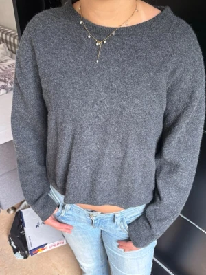 grå cashmere tröja - knappt använt ny pris 1099kr!