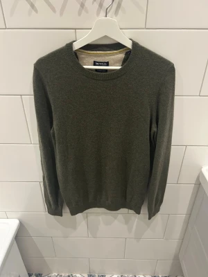 Olivgrön Kashmir tröja McNeal - Olivgrön Kashmir tröja från McNeal Storlek: S Passform: Normal Skick: Mycket bra, knappt använd 5% Kashmir 50% ull Nypris: 900 SEK Skickas inom 24h😁