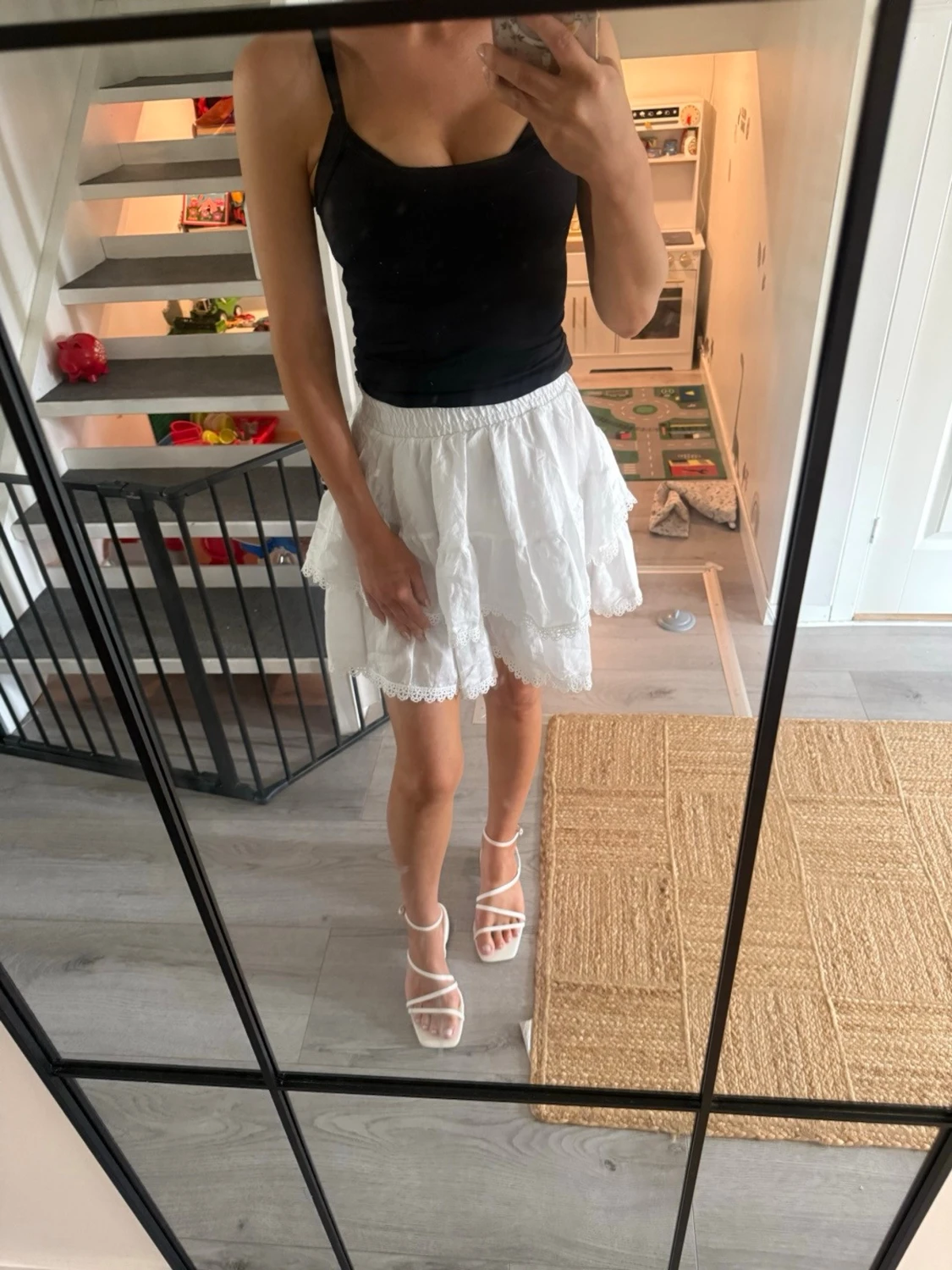 Gina tricot Vit kortkjol med spetsdetaljer  - 1