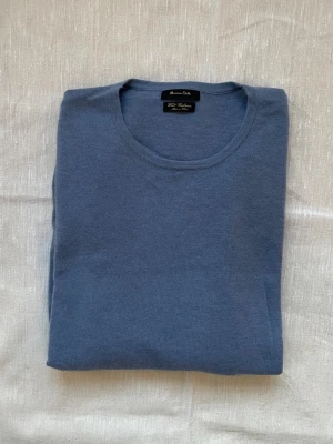 Ljusblå Kashmir/Merinoull tröja Massimo Dutti | M - Snygg ljusblå tröja från Massimo Dutti, med Kashmir och Merinoull blandning  | Skick: Mycket bra, nästan oanvänd | Strl: M | Hör av dig vid funderingar⁉️ 
