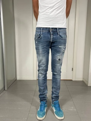 Replay Anbass Jeans - Säljer nu dessa Replay Anbass Jeans. W31 o L32 med mått ca 39 o 105 cm. Moddelen är 183 och väger 68 kg. skriv för fler bilder/frågor🙌🏼