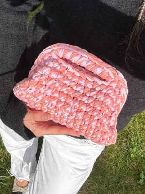 Clutch väska - Handvirkad Clutch väska i rosa och peach toner🌸🪸 Bredden på väskan (handtaget) är 16 cm