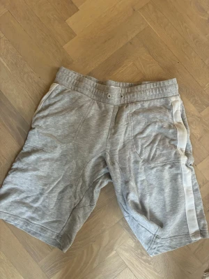Grå mjukisshorts med vit rand - Sköna och snygga mjukisshorts från DKNY med resår i midjan