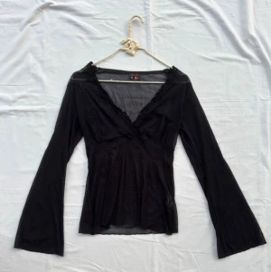 2000s babydoll stil mesh topp - vacker vintage topp i genomskinlig mesh med omlott krage och utsvängda ärmar ger väldigt mycket whimisgoth dark angel lolita milkmaid vibes  storlek m på lappen men passar mindre funkar bra för s 