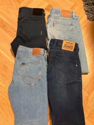 Fyra par jeans i olika blå nyanser - Säljer fyra par jeans i olika blå tvättar, från ljusblå till mörkblå. Märkena inkluderar Lee och Replay. Klassisk femficksmodell. PAKETPRIS 600 för alla 