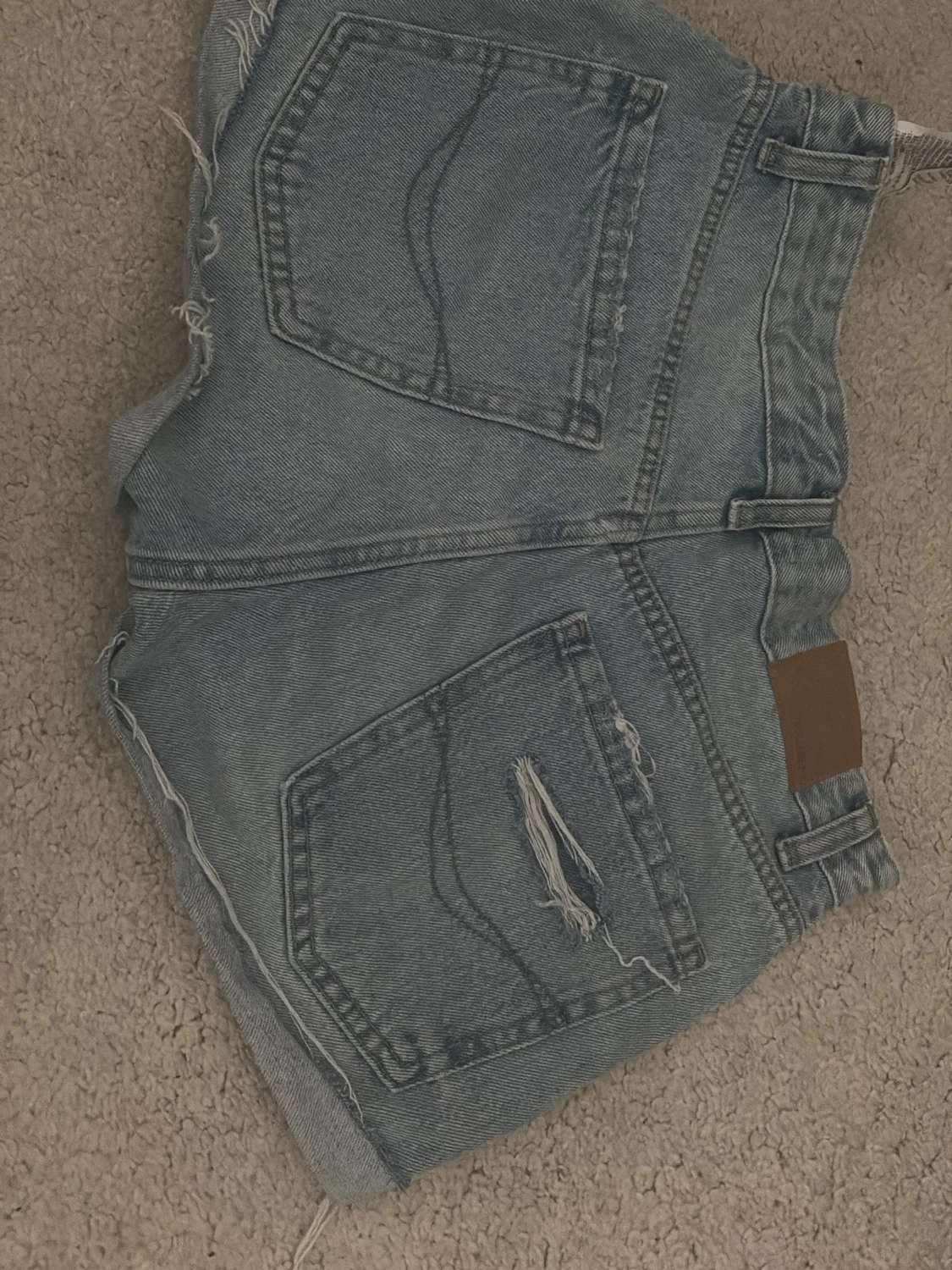 Ljusblå denimshorts med råa kanter