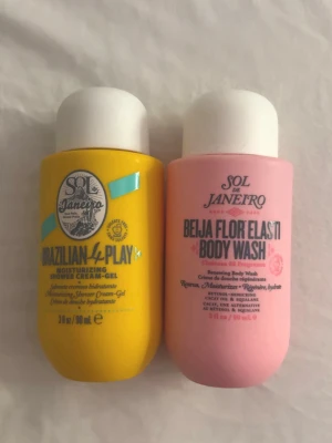 Sol de Janeiro duschkräm/body wash - Två duschkrämer från Sol de Janeiro: en gul Brazilian 4-Play Moisturizing Shower Cream-Gel och en rosa Beija Flor Elasti-Cream Body Wash. Båda i smidiga plastflaskor, aldrig använda!💕