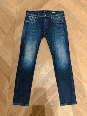 Replay Anbass jeans - Säljer dessa feta och sällsynta Replay jeans i modellen Anbass. De är washed mörkblå. De är slimfit i storlek 30/30. Använda men i väldigt bra skick, inga slitningar eller liknande. Pris kan diskuteras