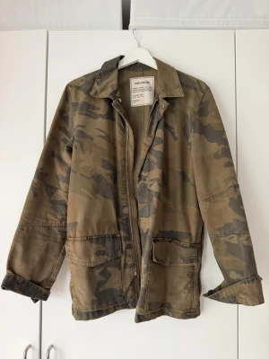 Camouflage jacka - Säljer en snygg camouflagefärgad jacka. Passar S/M. Skitsnygg och perfekt till hösten. 