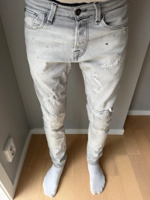 Jack&Jones sällsynta Jeans, storlek 28/32 - Jack&Jones, slim glenn storlek 28/32. Mycket sällsynta och fint skick. Modellen är 180cm😃                                                                      //VIO Closet